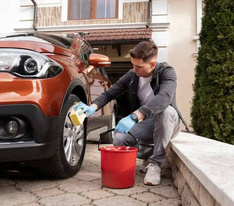 Lavage auto à domicile Fontaine-Mâcon : professionnel intervenant sur un véhicule